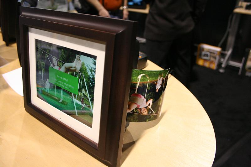 Illustration for article titled An Unfortunate Grope of SmartParts' Fugly Digital Photo Frame/Printer